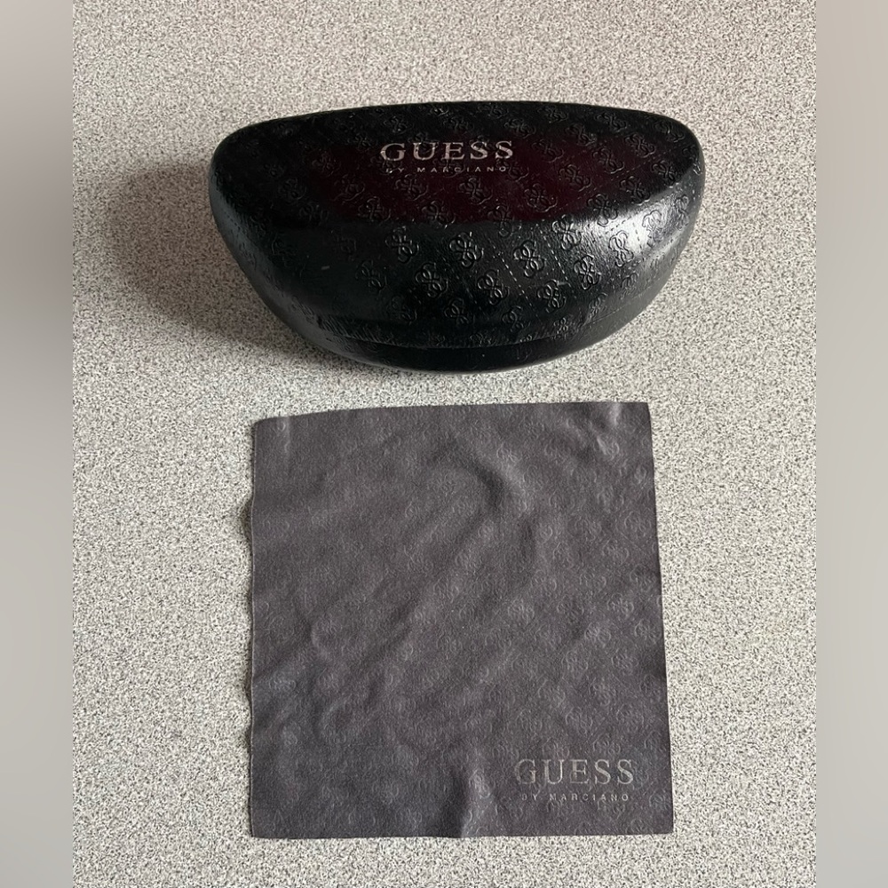 Guess Large Black Sunglass Hard Clam Case